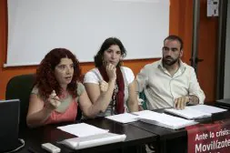 Maite Molina (IU), Clarisa Velocci, de Genera, y Francisco Puentedura (IU) criticaron la ordenanza de la convivencia en Granada, que entra en vigor en junio.  /GONZÁLEZ MOLERO