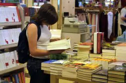 Una joven hojea un libro. / IDEAL