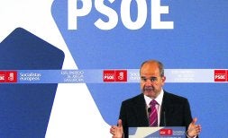 Chaves espera que el congreso que el PSOE celebrará a finales de 2012 acepte su decisión.  / EFE