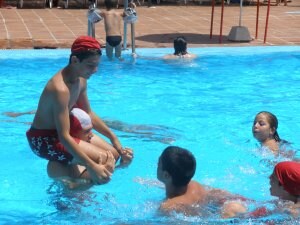 Los niños del campus disfrutaron por la mañana de múltiples juegos en la piscina. /R. I.
