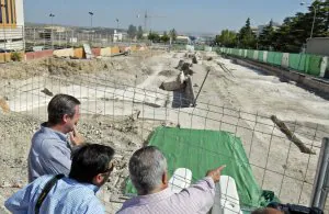 García Anguita (a la izquierda) observa la excavación hecha junto al Vivero de Empresas. /E. MUÑOZ