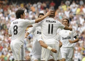 Kaká, Ronaldo y Raúl, a la derecha, felicitan al bigoleador ayer Benzema. / AFP