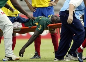 El camerunés Marc Vivien Foe cayó fulminado en el campo en un partido en Lyon. / AP