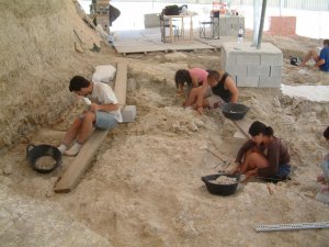 Trabajo de los arqueólogos en un yacimiento de Orce. /UTRERA