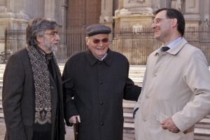 Los tres compositores posan ante la Catedral de Granada. / RAMÓN L. PÉREZ