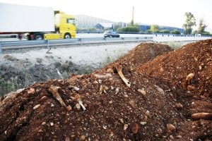 Restos óseos mezclados con la tierra en una cuneta junto a la autovía. /IDEAL
