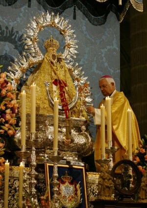 El obispo se dispone a colocar a la Virgen de la Cabeza la Rosa de Oro, una distinción muy especial. /FRANCIS J. CANO