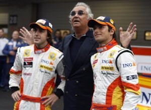 Briatore (c) posa junto a Alonso y Piquet. /REUTERS