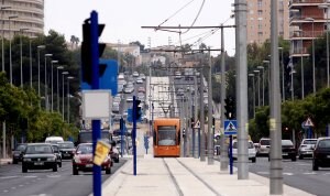 Un tranvía en pruebas circula por San Juan, en Alicante. :: C. Rodríguez