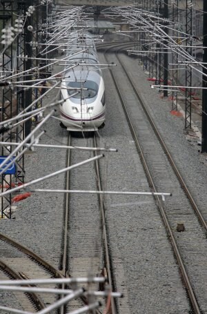 Con la línea de Jaén, el AVE entre Almería y Madrid reducirá el kilometraje del trayecto. :: AFP