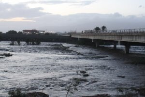 El río Andarax a su paso por la capital parecía haber engullido el mar, debido al caudal que llevaba en Nochebuena. :: m. manzano