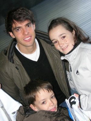 Irene y su hermano, con el ídolo Kaká. :: CHAPA