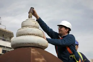 Un operario retira el vaso del castillete. :: CEDIDA POR CAJAMAR