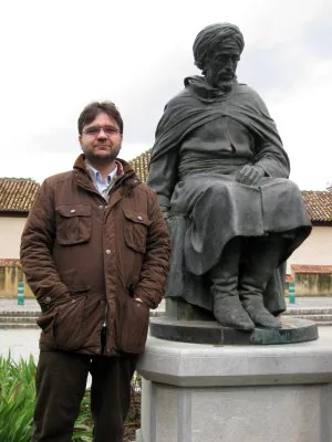 Santiago Martín Arnedo, junto a la estatua de Boabdil. ::
A. ARENAS