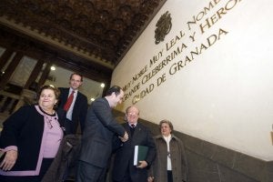 Juan García Montero y Miguel Carrascosa se dan la mano en señal de acuerdo. :: GONZÁLEZ MOLERO