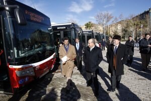 El alcalde, junto al concejal de Movilidad y el gerente de Rober, presentan los nuevos autobuses. :: GONZÁLEZ MOLERO