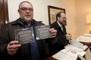 Domingo muestra las firmas. :: EFE