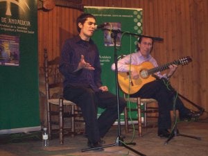 Al cante, Carlos Cruz hijo, acompañado de Juan Ballesteros a la guitarra. :: r. valera