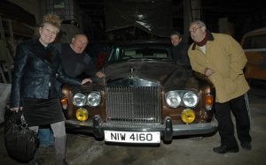 El coleccionista de coches, con varios amigos. ::                             RAFAEL VÍLCHEZ.