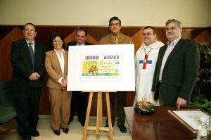 Representantes del Consistorio, de la ONCE y la Cofradía con el cupón. ::                             MIGUEL ÁNGEL