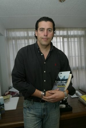 Luis Heredia posa con su libro en las manos. :: CELIA MONDÉJAR