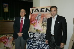 Enrique Ponce y el vicepresidente de la asociación posan junto al cartel del festival taurino. :: F. J. CANO
