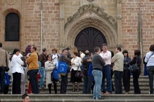 Participantes en el encuentro en la visita a la iglesia de Santa María en Linares. ::
GARRIDO DE LA TORRE