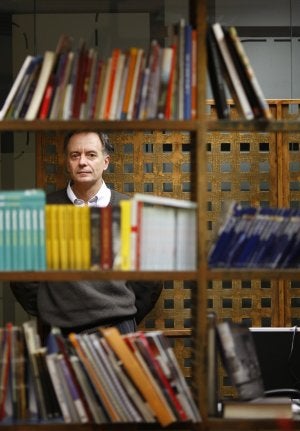 Antonio Soler posa en la sede madrileña de la editorial. ::
JOSÉ RAMÓN LADRA