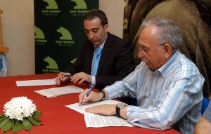 Francisco Ochando y Manuel González rubrican el convenio. :: ENRIQUE.