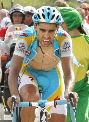 Navarro, durante la subida a uno de los puertos de ayer. ::
EFE