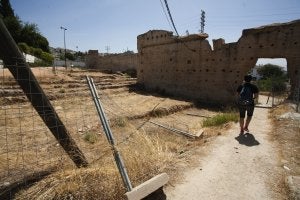 La muralla de la Alberzana en Granada acaba usada como «circuito de motocross»