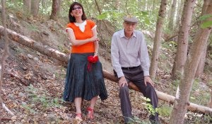 Pilar del Río, viuda y presidenta de la Fundación Saramago, con el escritor, en el parque de la Arboleda Perdida de Castril, en 2007. ::
JOSÉ UTRERA