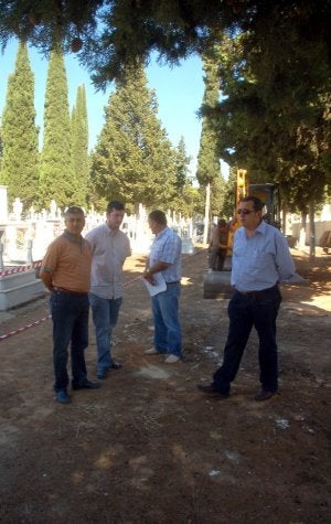 Representantes municipales en el cementerio lojeño. ::                             CHAPA