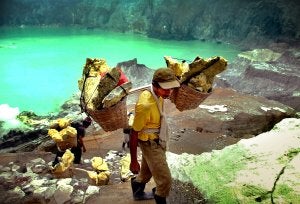 Los mineros hacen dos viajes al día con cerca de cien kilos a sus espaldas.:: SONNY TUMBELAKA/AFP