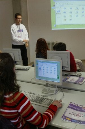 Estudiantes de informática, durante una clase. ::                             IDEAL