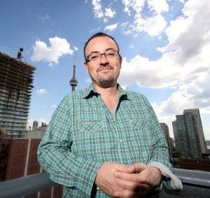 Martín Cuenca posa en el centro de Toronto. ::
EFE