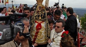 Traslado de la imagen de la Virgen de la Cabeza de su santuario a un altar en el atrio, la pasada romería. ::                             MIGUEL ÁNGEL