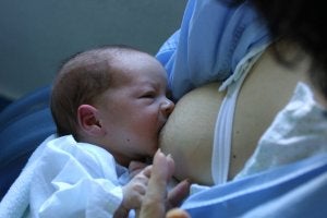 Una madre da de mamar a su bebé en un hospital de Granada. :: IDEAL