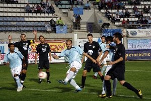 Chema intenta sorprender al portero alcalareño, ante la mirada atenta de Moreno. Sin embargo, el gol no llegó. ::
CHUS MARTÍN