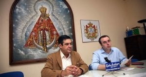 José María González (izq.) en un acto público sobre la Virgen de la Cabeza. :: IDEAL