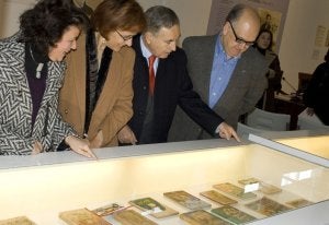 Las autoridades observan algunos de los libros expuestos. ::
M. Á. ALEJO