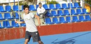 Pedro Jiménez se prepara para dar un golpe de derecha. :: J. A. S.