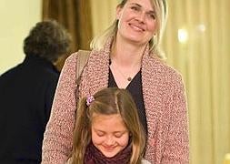 Tina Rothkamm posa feliz con su hija en Lampedusa. :: A. NUSCA