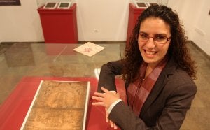 La comisaria Ana María Pérez, ante uno de los objetos más valiosos, 'La plataforma de Ambrosio de Vico'. :: RAMÓN L. PÉREZ