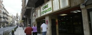 Fachada del Cine Cervantes, en la muy jaenera calle Bernabé Soriano (La Carrera), con la catedral al fondo. :: IDEAL