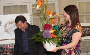 Tere recibe un ramo de flores de la Federación.