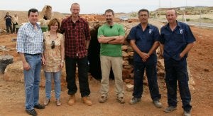 La concejala de Cultura junto al presentador del programa, el director de la Níjar Film Office y dos operarios del Ayuntamiento. :: IDEAL