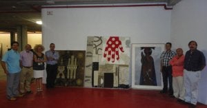 Miembros del jurado junto a la obras ganadora (en el centro) y otras también premiadas. :: J. A. G. M.