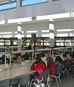 Usuarios de la Biblioteca de La Mojonera en la sala de Lectura. :: F. G.