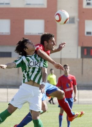 Zamora lucha por el balón ante el bético Borja. :: J. J. MULLOR